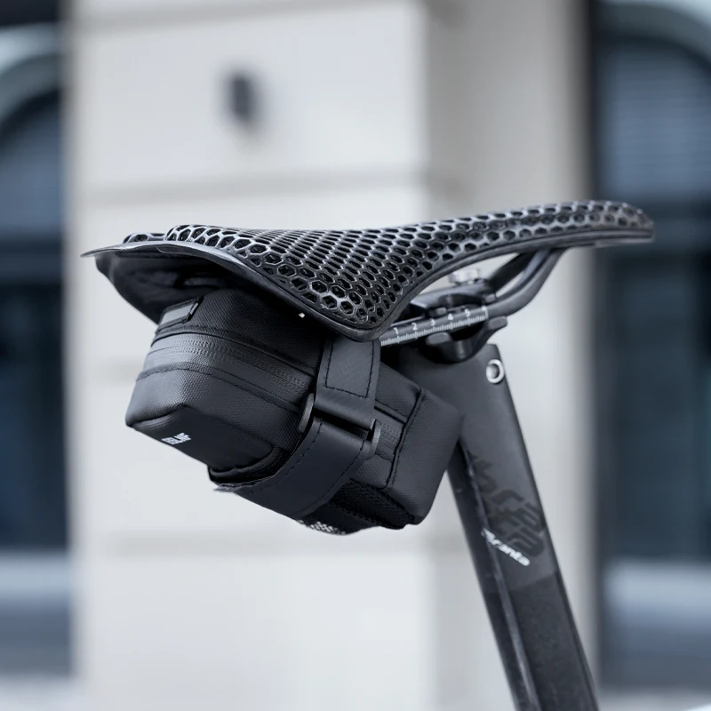 ESLNF دراجة السرج حقيبة مقاوم  - مراجعة Commuting By Bike وسعره